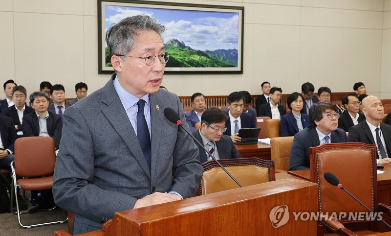 25일 김민석 고용노동부 차관이 국회 환경노동위원회 전체회의에서 발언하고 있다. 연합뉴스