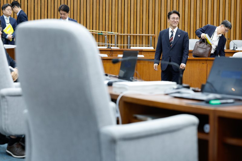 김민석 국무총리 후보자가 25일 오후 서울 여의도 국회에서 인사청문회 속개를 기다리다 정회 후 저녁식사를 위해 이동하고 있다. 이날 청문회는 오후 5시 속개 예정이었으나 국민의힘 의원들은 후보자 자료 미제출을 이유로 회의장에 들어오지 않았다. 민주당은 이종배 위원장에게 오후 8시 반 속개를 요청했다. 사진=뉴스1