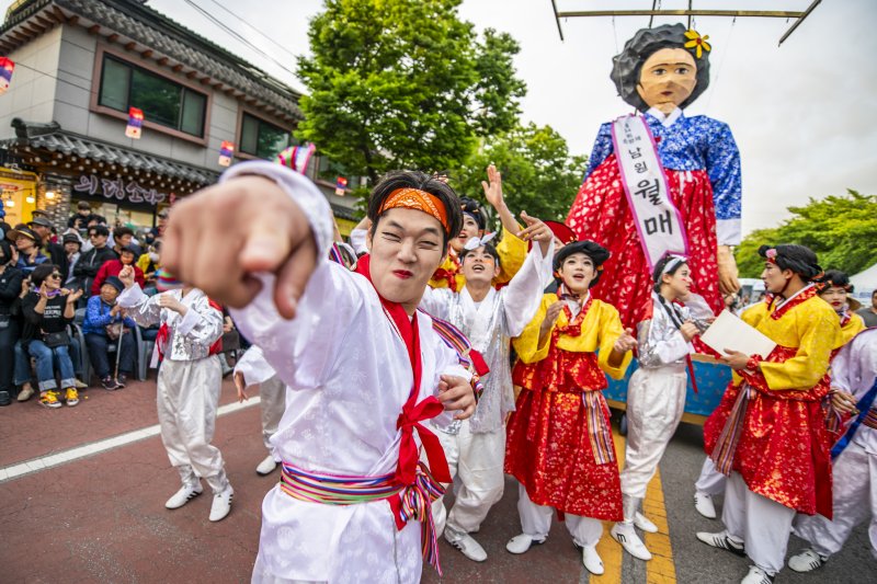 남원 춘향제의 하이라이트인 '발광난장 대동길놀이'