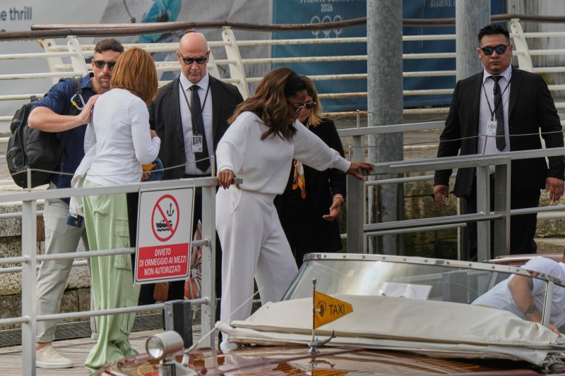 오프라 윈프리(가운데)가 26일 이탈리아 베니스에서 열리는 아마존 창업자 제프 베조스와 로렌 산체스의 주말 결혼식에 참석하기 위해 요트로 이동해 식장 주변 항구로 들어오고 있다. AP 뉴시스