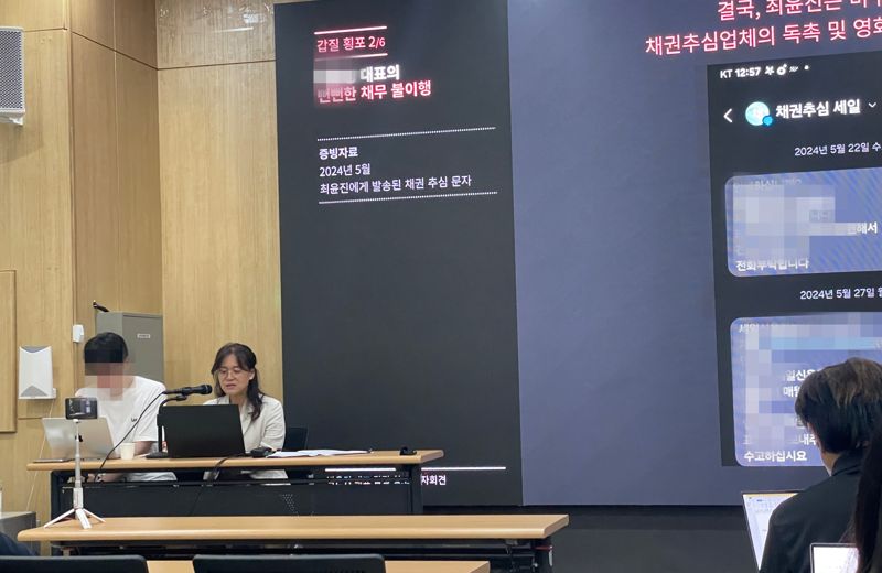 최윤진 감독이 26일 서울 종로구 광화문 모처에서 진행한 &#39;소주전쟁 감독 해고의 진실을 밝히는 기자회견&#39;에서 입장을 밝히고 있다. &#x2F;사진&#x3D;서윤경 기자