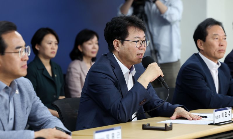 [서울&#x3D;뉴시스] 홍효식 기자 &#x3D; 이한주 국정기획위원회 위원장이 22일 오후 서울 종로구 정부서울청사 창성동 별관 브리핑실에서 기자간담회를 하고 있다. 2025.06.22. yesphoto@newsis.com &#x2F;사진&#x3D;뉴시스
