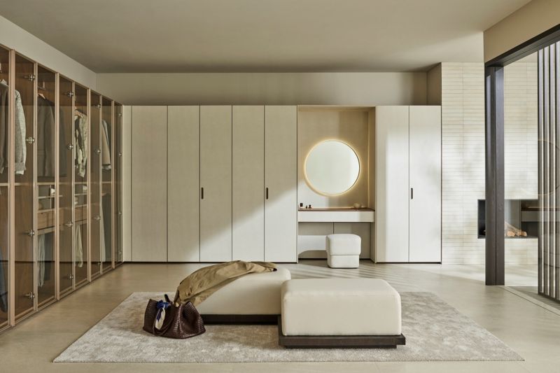 S5 리노아 도어와 글래스 도어, 장식형 파우더장을 적용한 시그니처 붙박이장. <span id='_stock_code_009240' data-stockcode='009240'>한샘</span> 제공