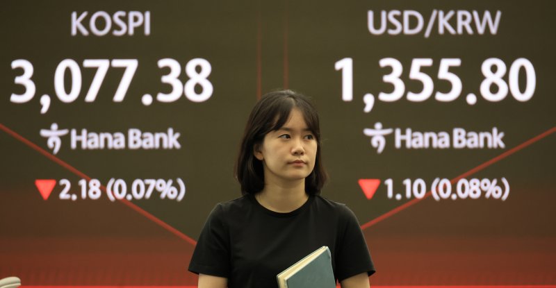 3,070대로 시작한 코스피 (서울=연합뉴스) 최재구 기자 = 27일 서울 중구 하나은행 본점에서 직원들이 증시와 환율을 모니터하고 있다. 이날 코스피는 1.69p(0.05%) 내린 3,077.87로 개장해 보합세를 이어가고 있다. 연합뉴스 제공