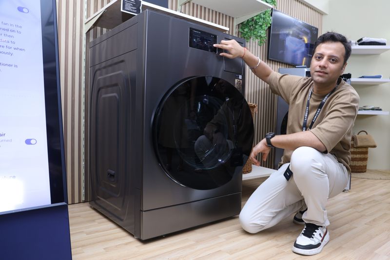 삼성전자가 지난 25일(현지시간) 인도 구르가온에서 개최한 '2025년 서남아 테크 세미나'에서 한 참가자가 삼성전자의 비스포크 AI 가전을 살펴보고 있다. 삼성전자 제공