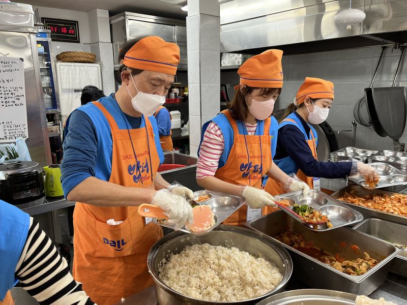 <span id='_stock_code_053690' data-stockcode='053690'>한미글로벌</span> 김종훈 회장과 구성원들이 봉사활동을 하고 있다. 한미글로벌 제공