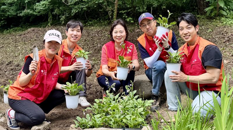 <span id='_stock_code_011790' data-stockcode='011790'>SKC</span> 채은미 이사회 의장(가운데)이 남산 유아숲에서 토종식물 식재작업을 하고 있다. SKC제공