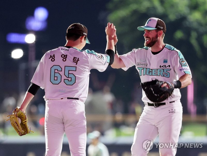 위즈덤과 하이파이브를 하고 있는 성영탁.연합뉴스