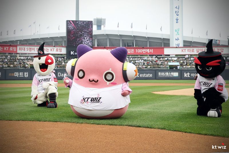 넥슨이 지난 21일부터 22일까지 2일 간 kt wiz 프로야구단과 협업해 ‘메이플스토리’ 브랜드데이 경기를 선보였다. 수원KT위즈파크에서 진행된 ‘메이플스토리 데이’에 ‘메이플스토리’ IP의 대표 캐릭터인 핑크빈이 직접 시구자로 등장했다. 넥슨 제공