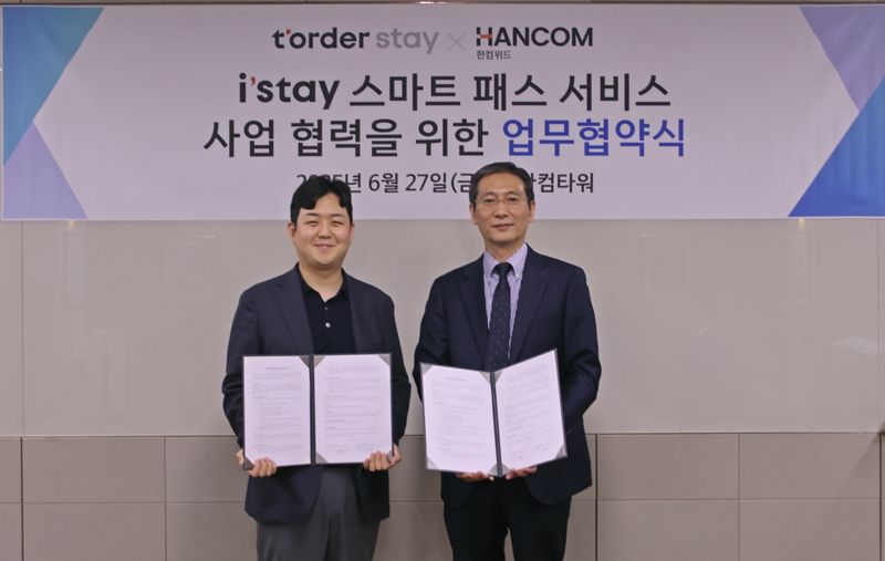 <span id='_stock_code_054920' data-stockcode='054920'>한컴위드</span> 송상엽 대표(오른쪽)와 티오더스테이 김용운 대표가 협약 체결 후 기념 촬영하고 있다. 한컴그룹 제공