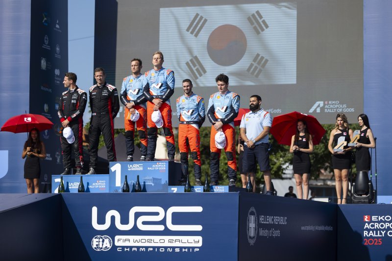 2025 WRC 그리스 랠리에서 포디움에 오른 선수들의 모습. 현대자동차 제공