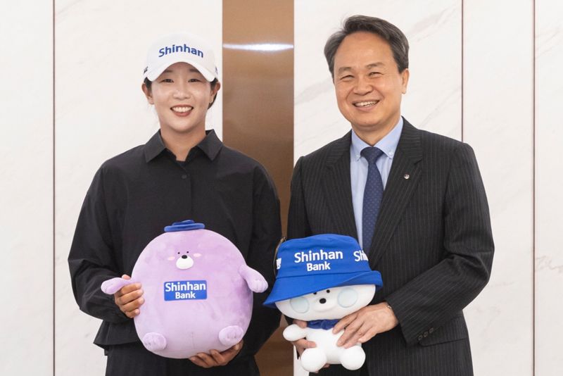 지난 4월 진옥동 신한금융그룹 회장(오른쪽)과 임진희 선수가 후원 계약을 마치고 기념촬영을 하고 있다. 신한금융 제공