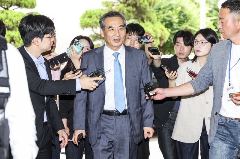 윤석열 전 대통령의 부인 김건희 여사 의혹을 수사하는 민중기 특별검사가 30일 오전 서울 서초구 사무실로 출근하며 취재진의 질문에 답변하고 있다. 사진=뉴시스