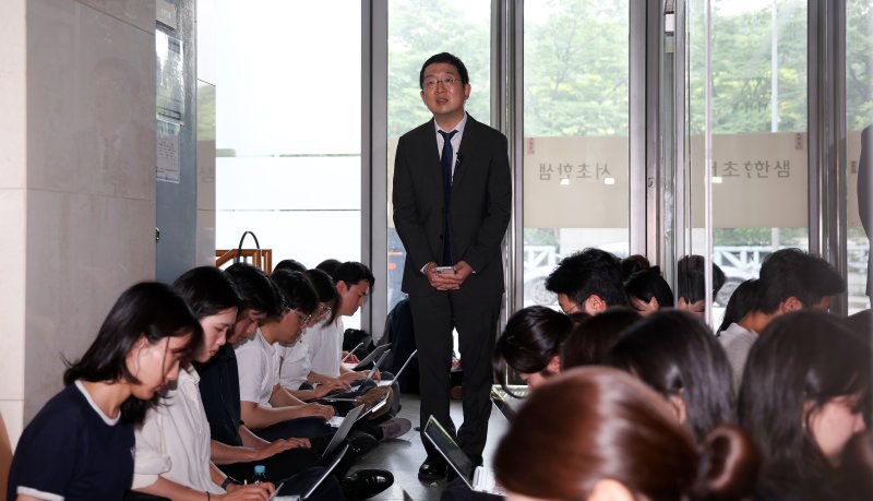 채상병 특검팀의 정민영 특별검사보가 30일 서울 서초구 소재 채상병 특검 사무실에서 수사 관련 사항을 브리핑하고 있다. 사진=뉴시스화상