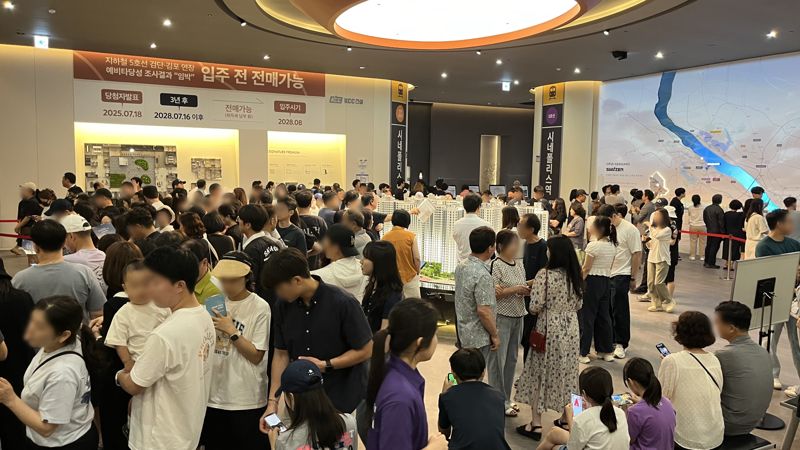 오퍼스 한강 스위첸 견본주택에서 수요자들이 내부를 관람하고 있다. <span id='_stock_code_021320' data-stockcode='021320'>KCC건설</span> 제공