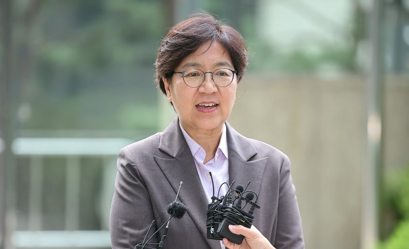 (서울=뉴스1) 김진환 기자 = 정은경 보건복지부 장관 후보자가 30일 오전 서울 중구 소월로 T타워에 마련된 인사청문회 준비 사무실로 출근하며 취재진의 질문에 답변하고 있다. 2025.6.30/뉴스1 /사진=뉴스1화상