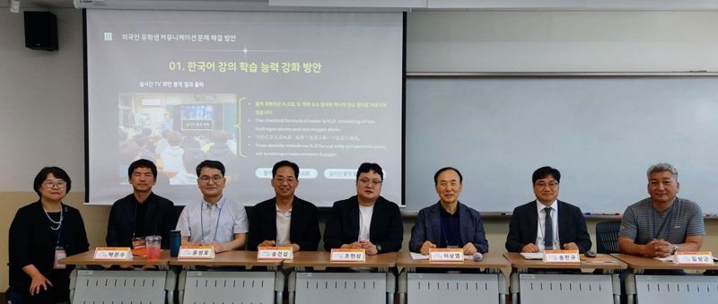 (왼쪽부터) 이정은 신한대 교수, 박은수 삼육대 교수, 윤성호 전북대 교수, 송건섭 대구대 교수, 휴몬랩 조현상 대표, 이상엽 건국대 교수, <span id='_stock_code_279600' data-stockcode='279600'>미디어젠</span> 송민규 대표, 김상근 고려대 교수가 지난 27일 국립경국대학교에서 열린 ‘2025 한국이민정책학회 하계학술대회’에 참석하고 있다. 미디어젠 제공