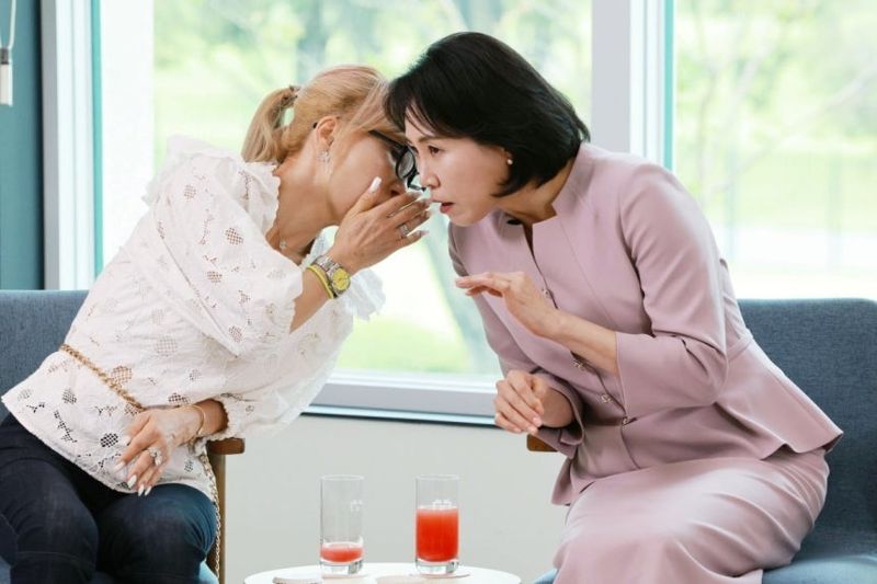 이재명 대통령 부인 김혜경 여사가 30일 서울 용산 대통령실 파인그라스에서 열린 문화예술계 수상자 간담회에서 프랑스 문화예술공로훈장 ‘코망되르’를 수훈한 조수미 성악가와 대화하고 있다.