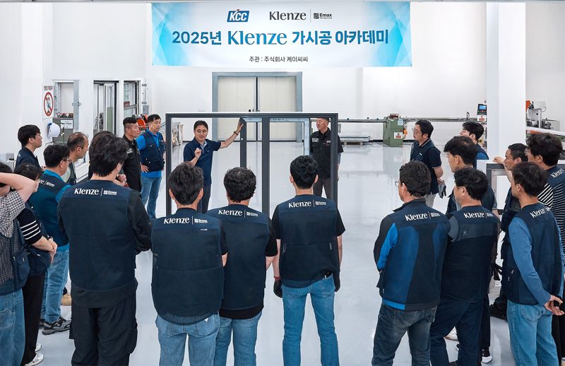 <span id='_stock_code_002380' data-stockcode='002380'>KCC</span> 기술연구소 관계자가 ‘2025 클렌체 가시공 아카데미’에서 창호 제품 구조에 대해 설명하고 있다. KCC 제공