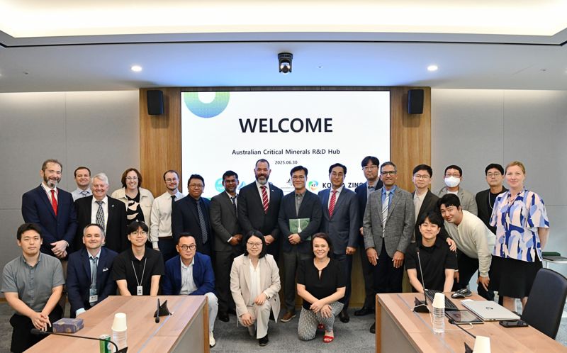 <span id='_stock_code_010130' data-stockcode='010130'>고려아연</span>과 호주 핵심광물 연구개발(R&amp;D) 대표단이 지난 6월 30일 고려아연 본사에서 핵심광물 및 배터리 소재 분야의 연구개발 협력 방안을 논의한 뒤 기념촬영을 하고 있다. 고려아연 제공