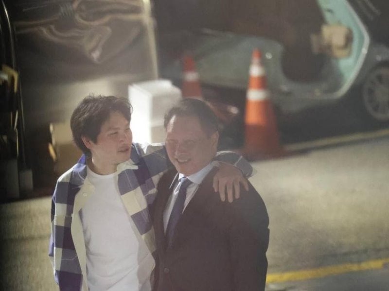 최태원 <span id='_stock_code_034730' data-stockcode='034730'>SK</span>그룹 회장이 지난해 6월 서울 강남구 한 식당 앞에서 아들 인근씨와 다정한 모습을 보이고 있다. 온라인 커뮤니티