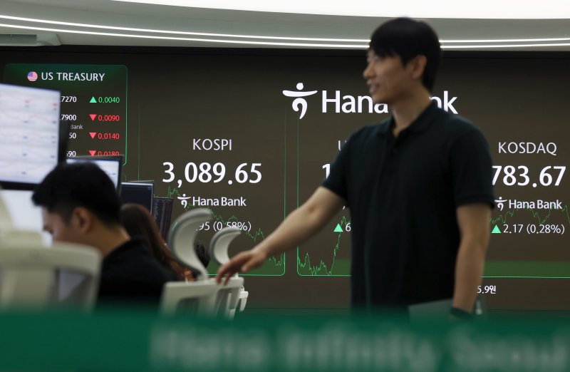 1일 오후 서울 중구 하나은행 딜링룸에서 딜러가 업무를 보고 있다. &#x2F;사진&#x3D;뉴시스