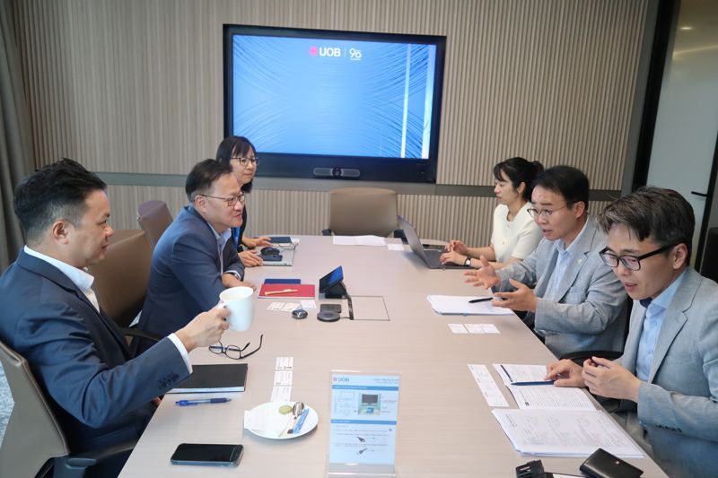 부산진해경제자유구역청 박성호 청장((오른쪽 가운데)이 글로벌 금융사 UOB를 방문해 동남아 기업의 BJFEZ 진출 시 금융지원 기반 구축에 대해 설명하고 있다. 부산진해경제자유구역청 제공 