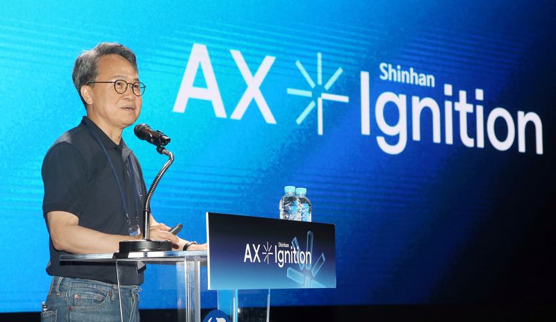 진옥동 신한금융그룹 회장이 경영포럼에서 강평을 하고 있다. 신한금융 제공