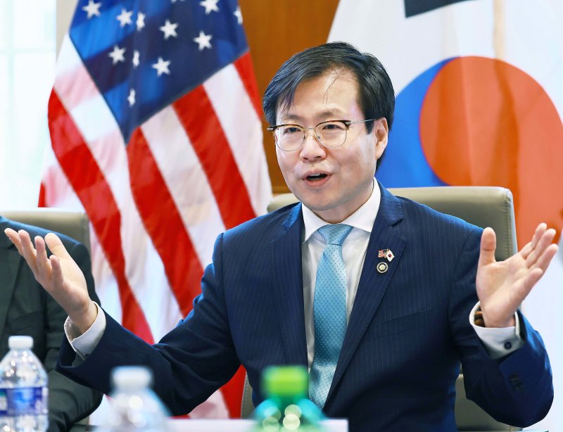 여한구 산업통상자원부 통상교섭본부장이 지난달 27일(현지시간) 미국 워싱턴 DC 미국 상공회의소 회의실에서 열린 &#39;미국 상공회의소 라운드테이블&#39;에서 인사말을 하고 있다. 뉴스1