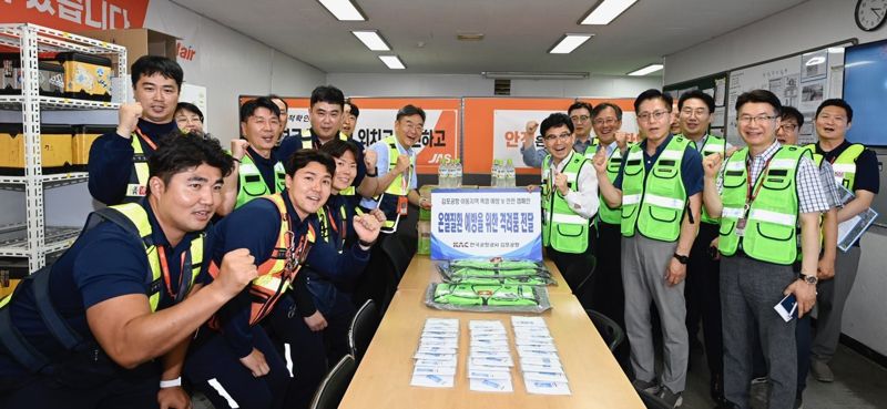 이정기 한국공항공사 사장직무대행(앞줄 오른쪽 세번째)이 2일 제주항공서비스(JAS) 현장을 찾아 온열질환 예방물품과 격려품을 전달한 뒤 현장 직원들과 기념촬영을 하고 있다. 한국공항공사 제공