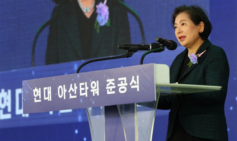현정은 현대그룹 회장이 현대엘리베이터 충주 본사에서 진행된 '현대 아산타워' 준공식에서 기념사를 하고 있다. 현대엘리베이터 제공