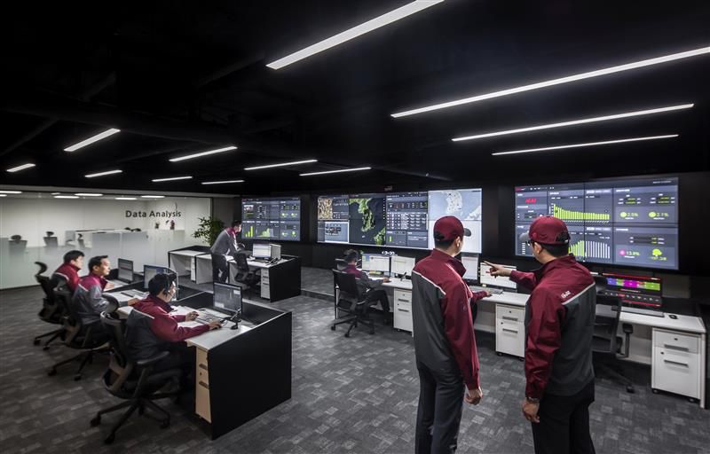 에스앤아이코퍼레이션 관계자들이 통합운영센터(IOC)를 활용해 데이터센터의 위험 요소를 조기에 탐지하고 신속하게 대응하고 있다. 에스앤아이코퍼레이션 제공