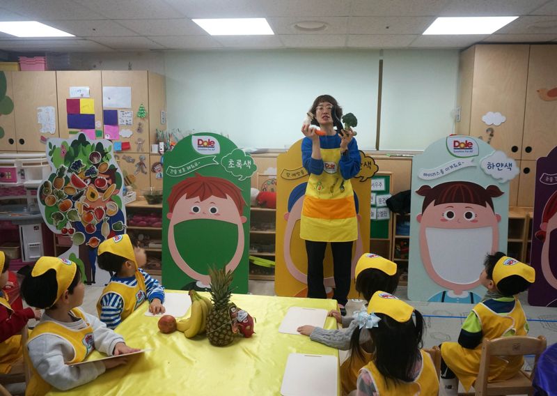 돌코리아가 진행하는 '돌 키즈 쿠킹클래스'에 참석한 아이들이 수업을 듣고 있다. 돌코리아 제공 