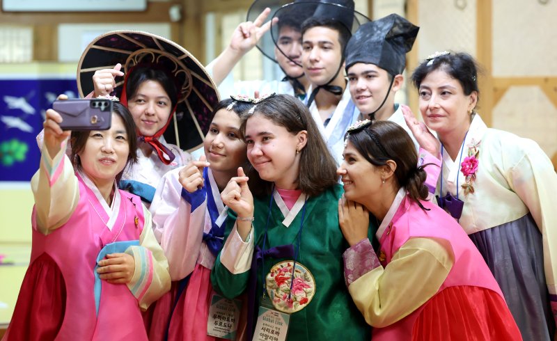 지난해 8월 22일 대구 달서구 병암서원에서 열린 글로벌 청소년 한국전통문화체험에 참가한 우즈베키스탄 학생들이 한복을 차려입고 셀카를 찍고 있는 모습. 뉴시스