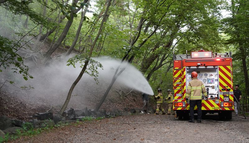 3일 서울 노원구 인근 호수에서 살수차를 동원해 방제 활동을 하고 있다. /사진=서울시 제공