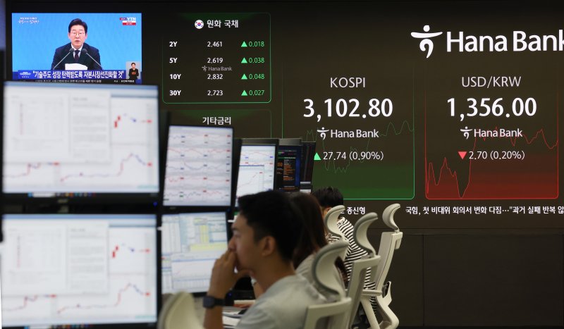 3일 서울 중구 하나은행 본점 딜링룸에서 이재명 대통령 취임 30일 기자회견 '대통령의 30일, 언론이 묻고 국민에게 답하다'가 생중계되고 있다. 뉴시스 제공