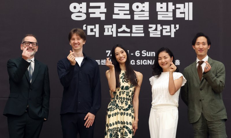 2일 서울 강서구 &#39;LG아트센터 서울&#39;에서 열린 영국 로열 발레 &#39;더 퍼스트 갈라&#39; 기자간담회에서 아티스트들이 사진 촬영을 하고 있다. 왼쪽부터 케빈 오헤어 리렉터, 수석 무용수인 바딤 문타기로프와 후미 가네코, 퍼스트 솔로이스트인 최유희와 전준혁. 뉴스1
