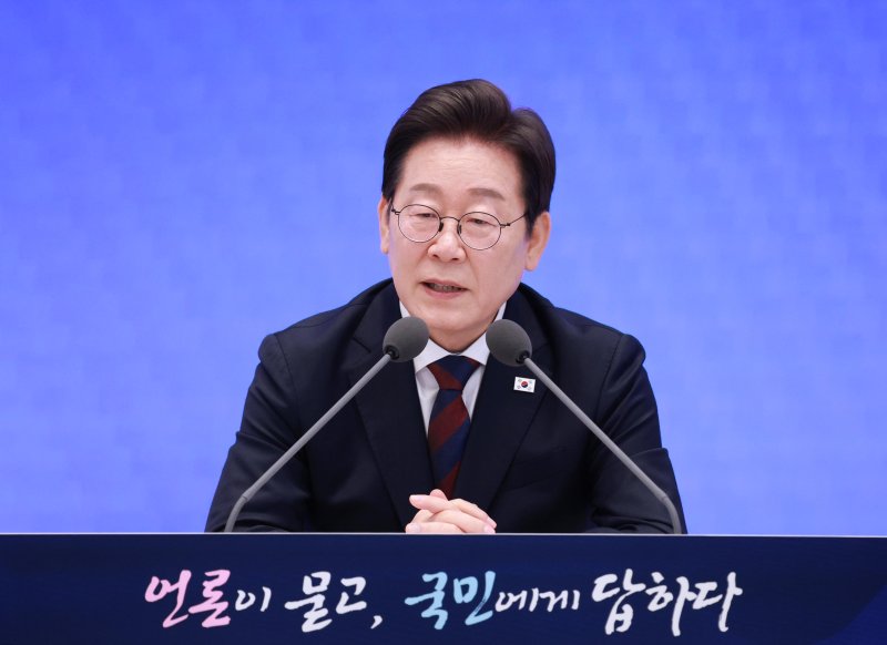 [서울&#x3D;뉴시스] 고범준 기자 &#x3D; 이재명 대통령이 3일 청와대 영빈관에서 열린 &#39;대통령의 30일, 언론이 묻고 국민에게 답하다&#39; 기자회견에서 취재진 질문에 답하고 있다. 2025.07.03. bjko@newsis.com &#x2F;사진&#x3D;뉴시스