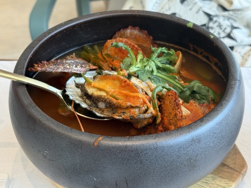 '소울다이닝 바래'에서 맛볼 수 있는 해물뚝배기