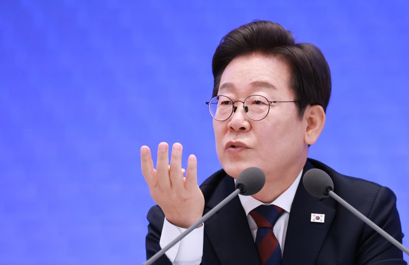 이재명 대통령이 3일 청와대 영빈관에서 열린 '대통령의 30일, 언론이 묻고 국민에게 답하다' 기자회견에서 출입기자들 질문에 답변하고 있다. (대통령실통신사진기자단) 뉴시스 제공.