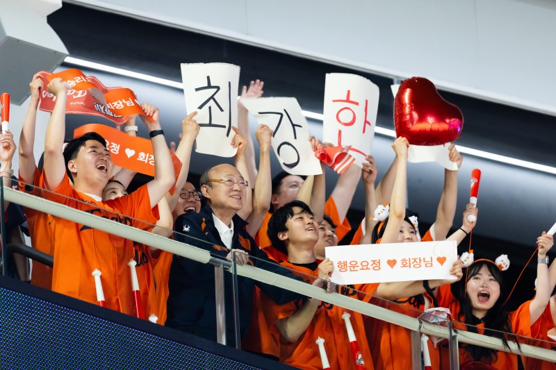 [서울=뉴시스] 김승연 <span id='_stock_code_000880' data-stockcode='000880'>한화</span>그룹 회장이 지난 3일 임직원들과 함께 경기를 관람하고 있다. (사진=한화그룹 제공) 2025.7.4. photo@newsis.com *재판매 및 <span id='_stock_code_012030' data-stockcode='012030'>DB</span> 금지 /사진=뉴시스