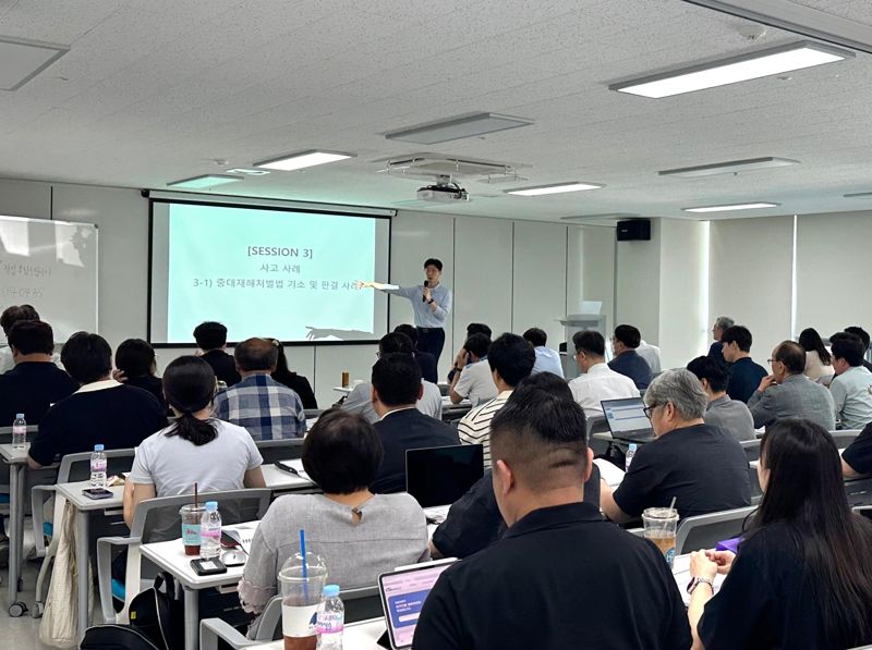 SM그룹 <span id='_stock_code_005880' data-stockcode='005880'>대한해운</span>과 KLCSM이 산업재해 예방 협력사 안전보건교육을 진행하고 있다. SM그룹 제공