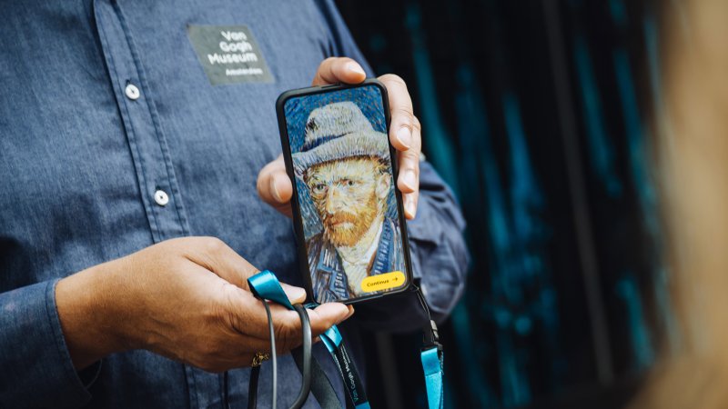 반고흐 미술관의 오디오 가이드 기기로 쓰이는 갤럭시 S25+. 삼성전자 제공