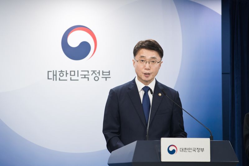 류제명 과학기술정보통신부 2차관이 4일 서울 광화문 정부서울청사 본관 브리핑룸에서 '<span id='_stock_code_017670' data-stockcode='017670'>SK텔레콤</span> 침해사고 최종 조사결과' 관련 브리핑을 하고 있다. 과기정통부 제공
