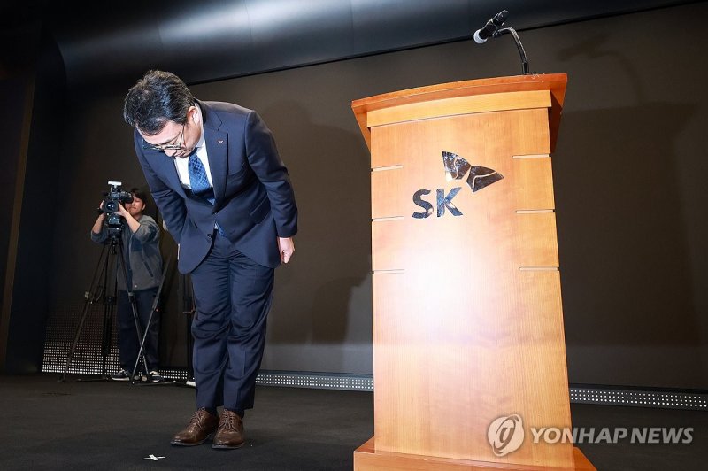 지난 5월 2일 서울 중구 SK텔레콤 T타워에서 유심 정보 유출 관련 일일 브리핑에서 유영상 대표가 허리 숙여 사과하고 있다. 연합뉴스