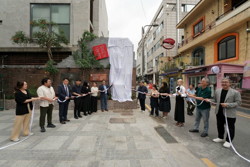 4일 서울 중구 대학로 아르코꿈밭극장에서 재개관 기념 '기부자의 벽(Donor’s Wall)' 제막식이 열리고 있다. 사진=뉴시스