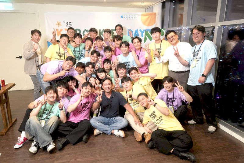 최윤범 <span id='_stock_code_010130' data-stockcode='010130'>고려아연</span> 회장(첫째줄 왼쪽 세번째) 및 고려아연 신입사원들이 지난달 30일 부산에서 '루키즈 데이' 행사에 참석해 기념촬영을 하고 있다. 고려아연 제공