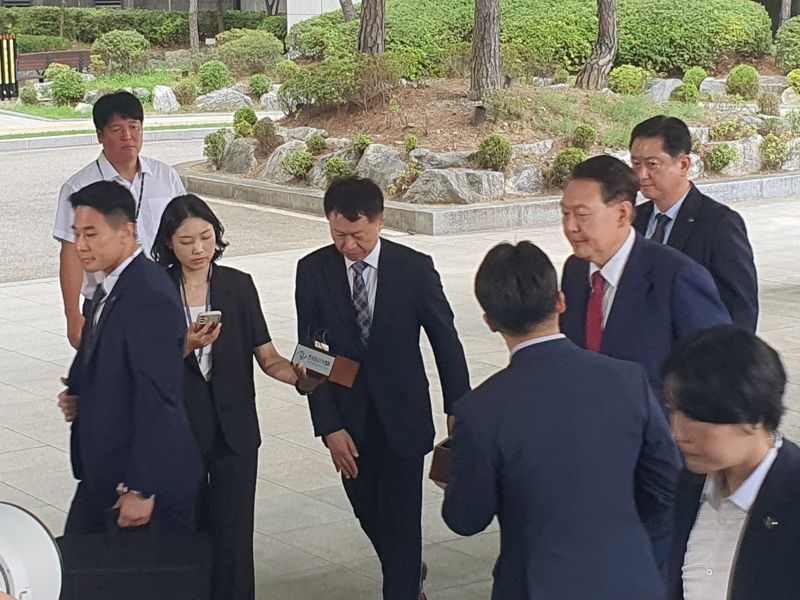 윤석열 전 대통령이 5일 오전 서초구 서울고검에 마련된 내란특검의 2차 조사를 받기 위해 출석하고 있다. /사진=최승한 기자