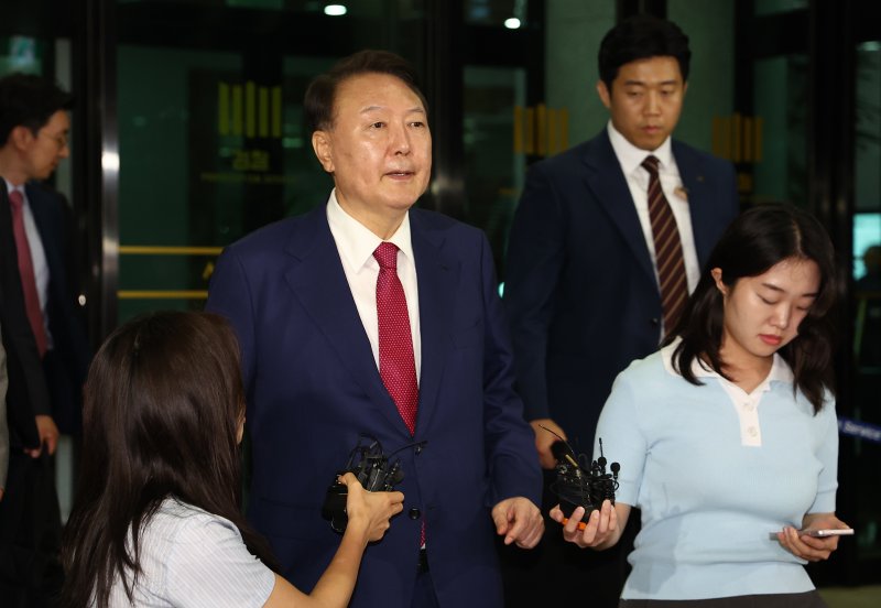 윤석열 전 대통령이 5일 내란 특검 2차 조사를 마치고 조은석 특별검사팀 사무실이 있는 서울 서초구 서울고검을 나서고 있다. /사진=연합뉴스