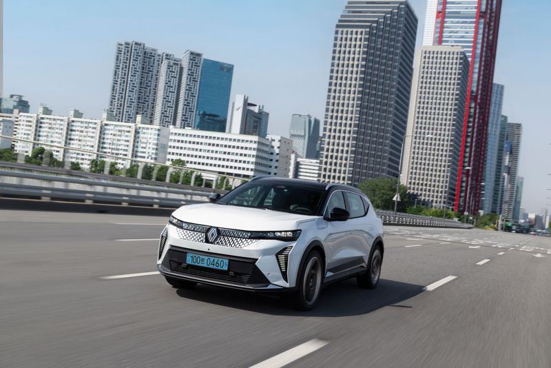 르노코리아가 프랑스에서 내달부터 수입 판매 나서는 새로운 전기차 '세닉 E-Tech 100 Electric' 주행 장면. 르노코리아 제공